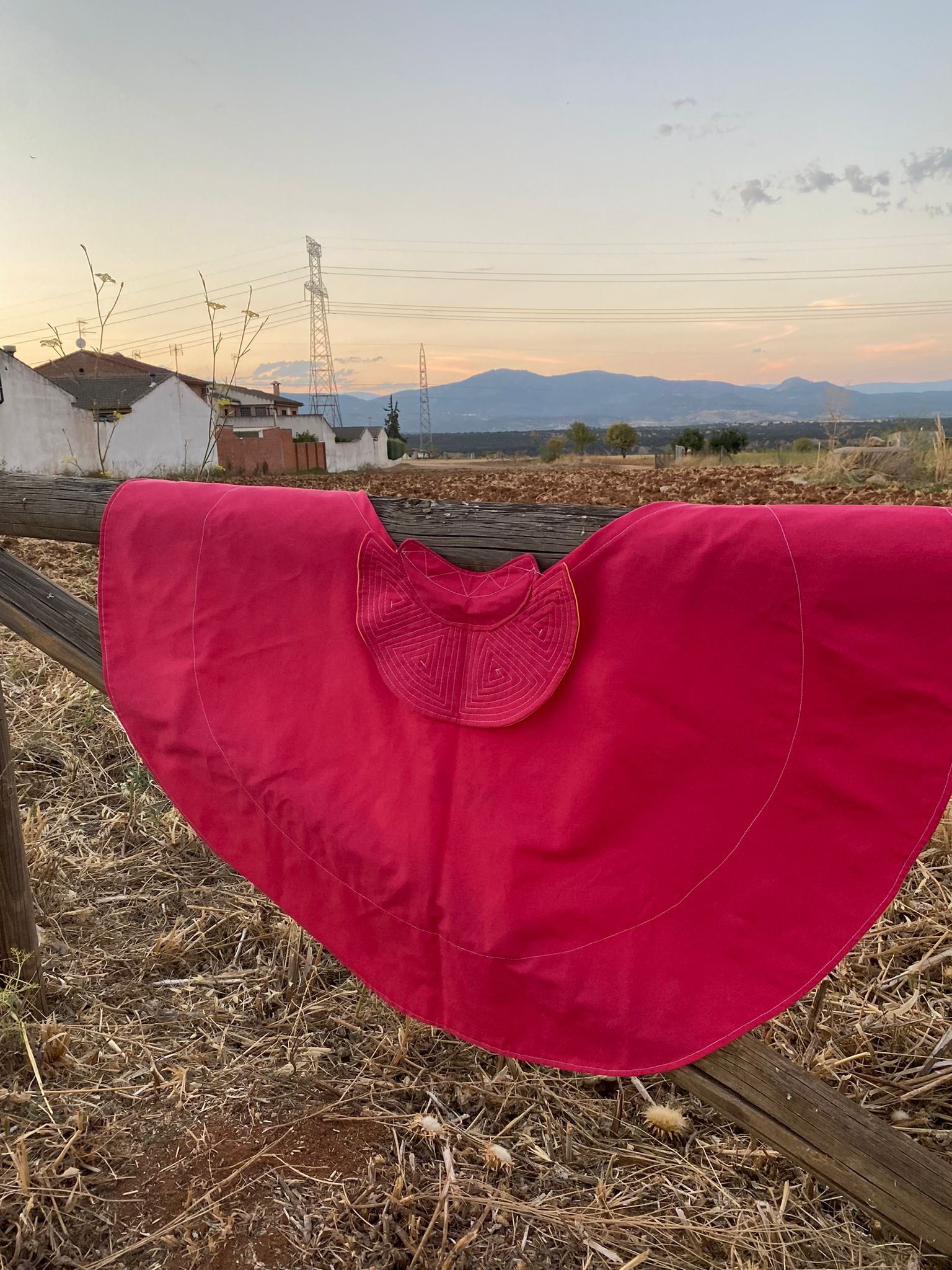 Capote rojo para niños artesanal
